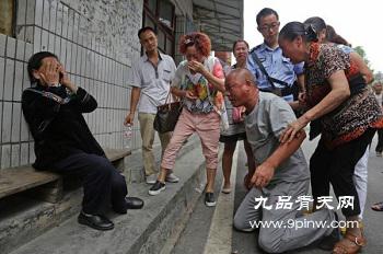 2015年8月11日,贵州铜仁监狱外,杨明向坚持申述二十年的老母亲磕头