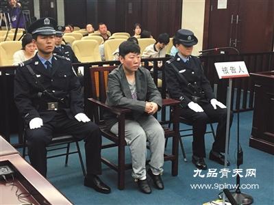 昨天上午,44岁的李芳(化名)被控诈骗在北京市三中院受审