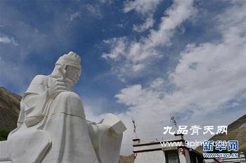 拉萨市尼木县吞达村村口藏文创始人吞弥·桑布扎像。新华社记者 晋美多吉摄